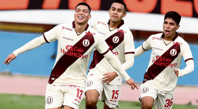 Barreto (izquierda) celebra su gol acompañado de Zevallos (medio) y Quispe (derecha).