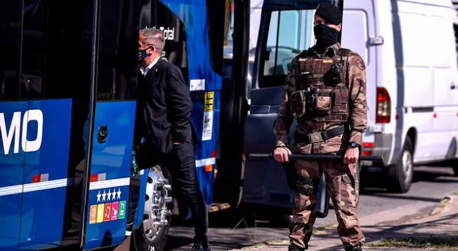 Imagen del bus de Boca Juniors en la puerta de la comisaría