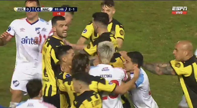 Peñarol terminó con 10 hombres en el terreno de juego