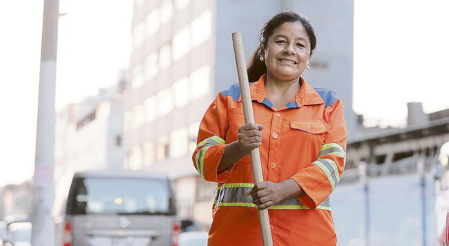 Isabel Cortez recibe credencial como congresista uniformada de trabajadora de limpieza