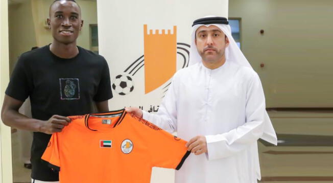 Yorleys Mena posando con la camiseta del Ajman FC