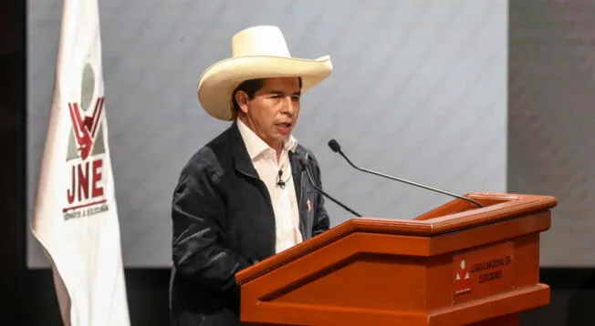Pedro Castillo deberá sacarse su sombrero chotano durante entonación de himno nacional.