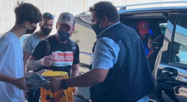 Lionel Messi firmando una camiseta a su llegada a Barcelona