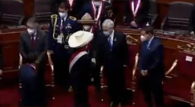 Pedro Castillo evitó saludar a Guido Bellido en la juramentación como presidente
