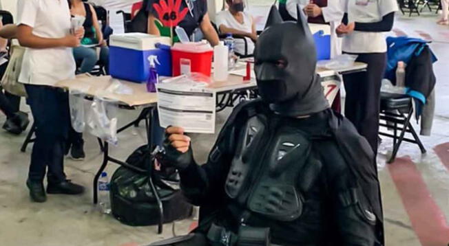 Batman asistió a vacunación y recibió su primera dosis contra la COVID-19