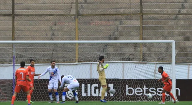 José Guidino se lamenta tras el gol en propio arco.