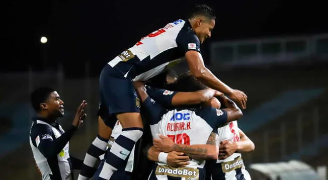 Jugadores de Alianza Lima celebran anotación de Hernán Barcos