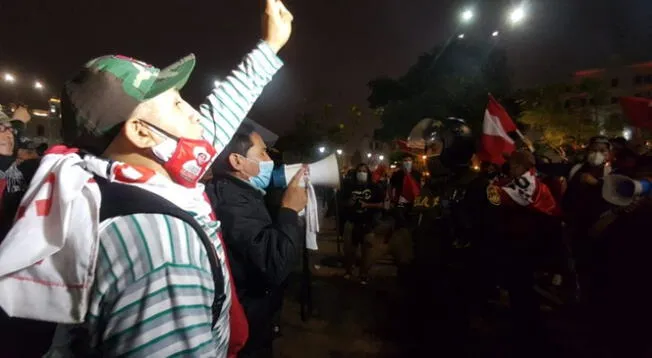 Simpatizantes de Fuerza Popular y Perú Libre se enfrentan en Plaza San Martín