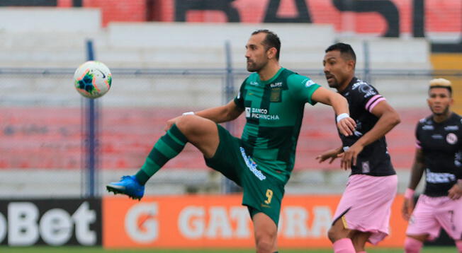 Hernán Barcos ante la marca de Luis Ramírez