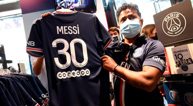 Hincha del PSG se fotografía con camiseta de Lionel Messi