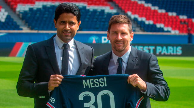 El presidente parisino posa junto a Lionel Messi, el flamante refuerzo del cuadro francés por las próximas dos temporadas. Foto: EFE