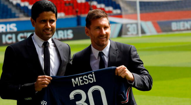 Lionel Messi posando con el dorsal '30' del PSG.