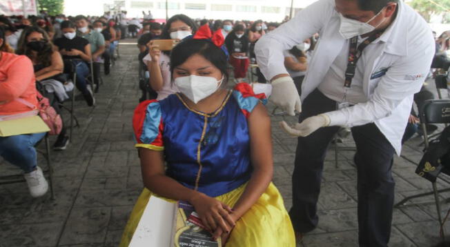 Chicos de Nezahualcóyotl asisten disfrazados a vacunarse