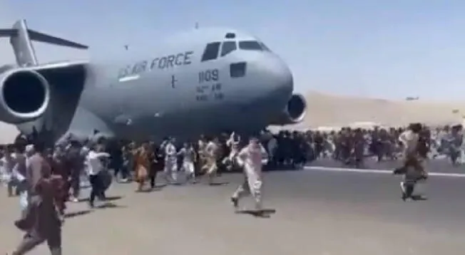 Afganistán: Personas intentan huir del país subiéndose a cualquier avión