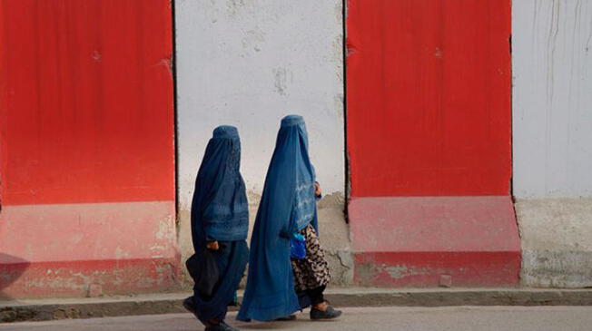 Afganistán: Talibanes asesinan a mujer por no usar burka y negarse a cubrir su pelo