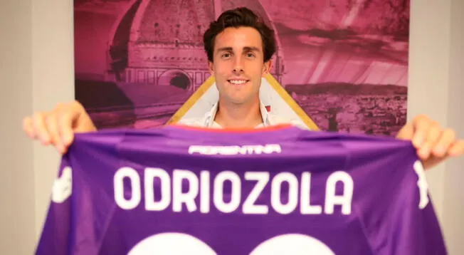 Álvaro Odriozola posando con la camiseta de la Fiorentina