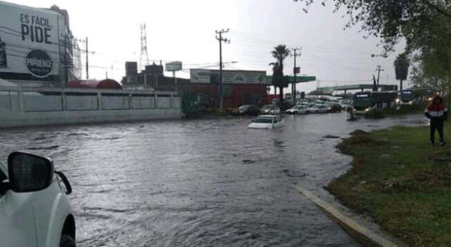 En el área de la Central de Abastos la avenida Central quedó completamente cubierta de agua