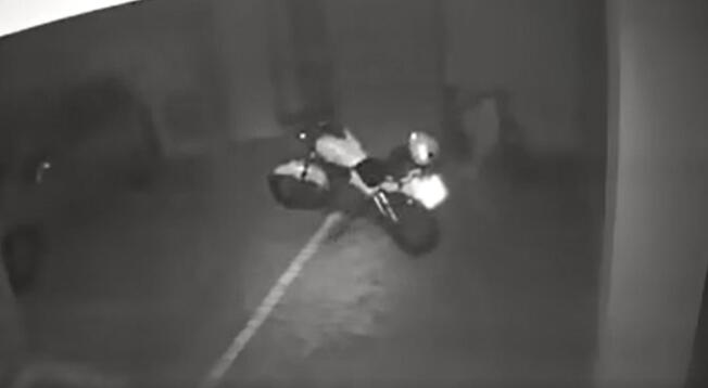 Sospechan que un fantasma habría encendido la moto e intentó sacarla del estacionamiento