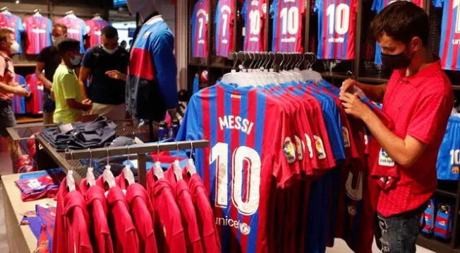 Camiseta de Lionel Messi se sigue vendiendo en la tienda del Barcelona
