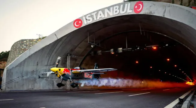 El italiano Dario Costa obtiene un nuevo récord mundial, volando su avión dentro de un túnel.