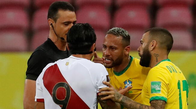 Gianluca Lapadula tuvo un duelo aparte con Neymar.