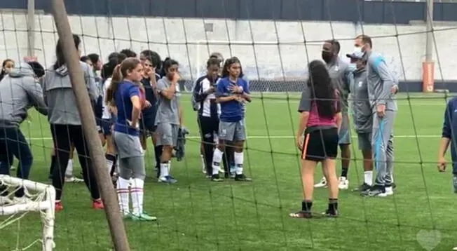 Jefferson Farfán se tomó fotos con las chicas del equipo de fútbol de Alianza campeón de la Liga Femenina.