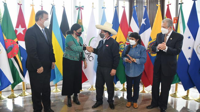 Pedro Castillo siendo recibido por autoridades mexicanas. A su lado, su esposa Lilia Paredes y el canciller Óscar Maúrtua. Foto: Cancillería/ Video: Relaciones Exteriores de México