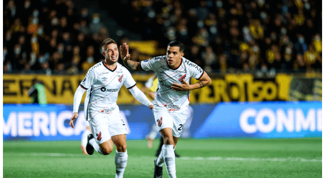 Paranaense ganó 2-1 en Montevideo y se acerca a la final de la 'Suda'