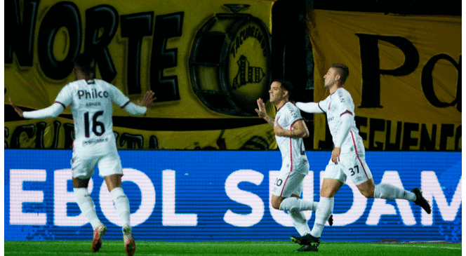 Con goles de Terans y Rocha, Paranaense enmudeció Montevideo