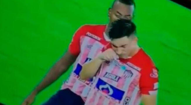 Jugador de Junior se vuelve viral tras llevarse algo a la nariz en pleno partido Jugador de Junior se vuelve viral tras llevarse algo a la nariz en pleno partido