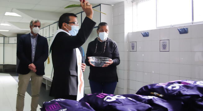 Sacerdote bendijo las camisetas moradas que utilizará Alianza en homenaje al Señor de los Milagros Sacerdote bendijo las camisetas moradas que utilizará Alianza en homenaje al Señor de los Milagros