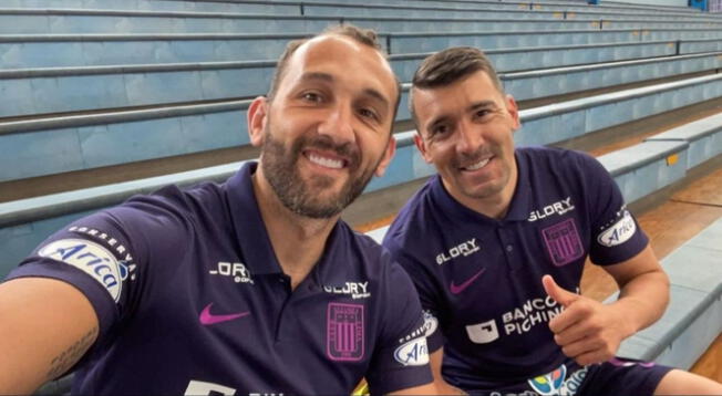 Hernán Barcos y Edgar Benítez posaron con sus camisetas moradas en homenaje al Señor de los Milagros. Hernán Barcos y Edgar Benítez posaron con sus camisetas moradas en homenaje al Señor de los Milagros.