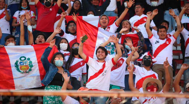 Hinchas peruanos se sienten como en casa en el Estadio Hernando Siles de La Paz