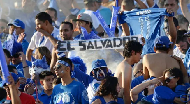 Hinchas de El Salvador calientan el partido ante México
