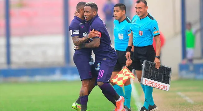 Jefferson Farfán ingresando en el duelo entre Alianza Lima y Carlos A. Mannucci