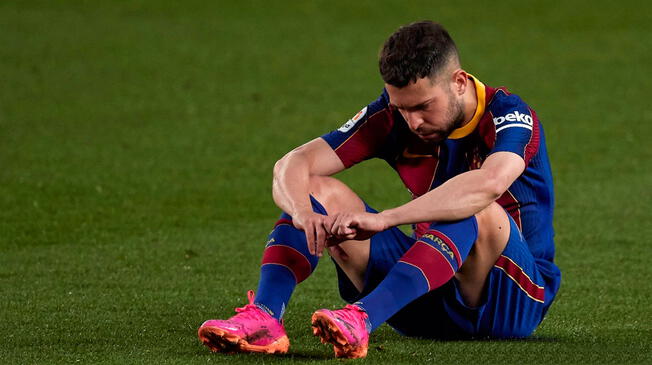 Jordi Alba podría quedar fuera del clásico por lesión. Foto: EFE