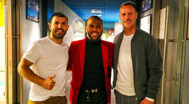 Dani Alves en el Camp Nou junto a Sergio Agüero y Ter Stegen