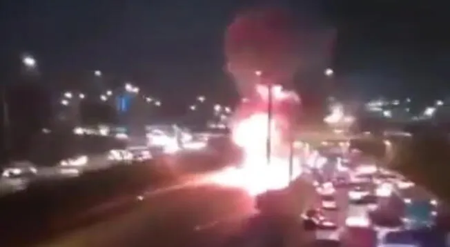 Momento exacto de la explosión de carro cerca al Óvalo Naranjal