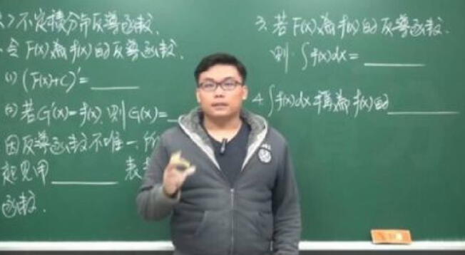 Profesor dicta clases de matemáticas en PorHub Profesor dicta clases de matemáticas en PorHub
