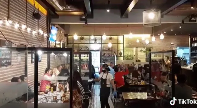 Clientes comenzaron a mover el esqueleto al ritmo de Axe Bahía en un restaurante