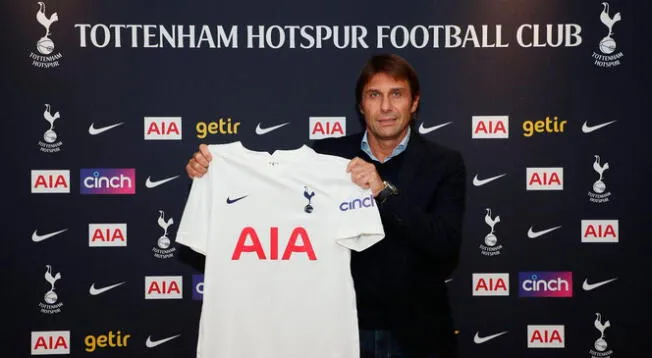 Antonio Conte posando con la camiseta del Tottenham, su nuevo club