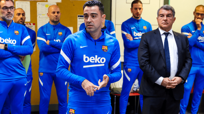 Xavi tuvo emotivo discurso con plantel del Barcelona