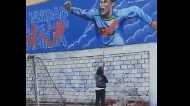 Barristas destruyen mural de recordado jugador Gianfranco Espejo.