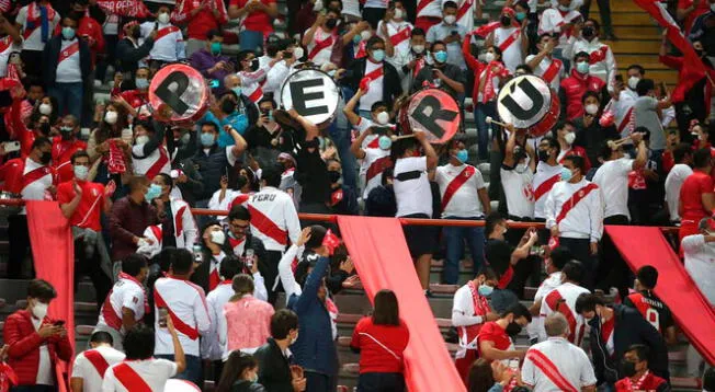 Hinchas de la Selección Peruana alientan en el Estadio Nacional