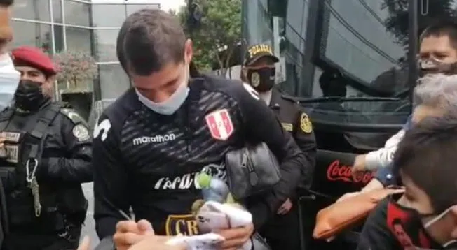 El lateral de la Selección Peruana firmó autógrafos a los hinchas de la 'blanquirroja'.