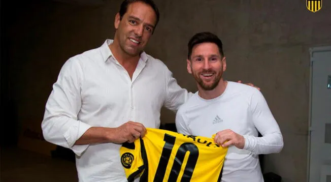 Lionel Messi recibió camiseta de Peñarol