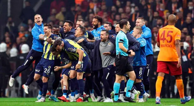Fenerbahce se impuso en el clásico de Turquía pese a terminar el partido con 10 hombres.