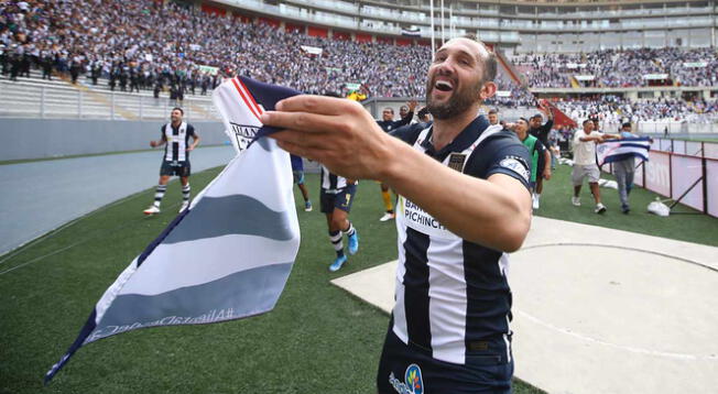 Hernán Barcos celebrando el título con la tribuna sur