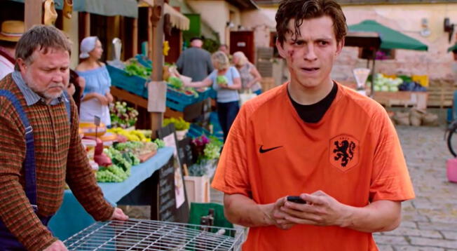 Tom Holland vistiendo la camiseta de la Selección de Países Bajos.