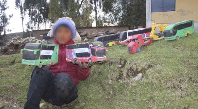 Ingenioso niño huancavelicano construye flotas de buses de cartón y conmueve a miles de usuarios